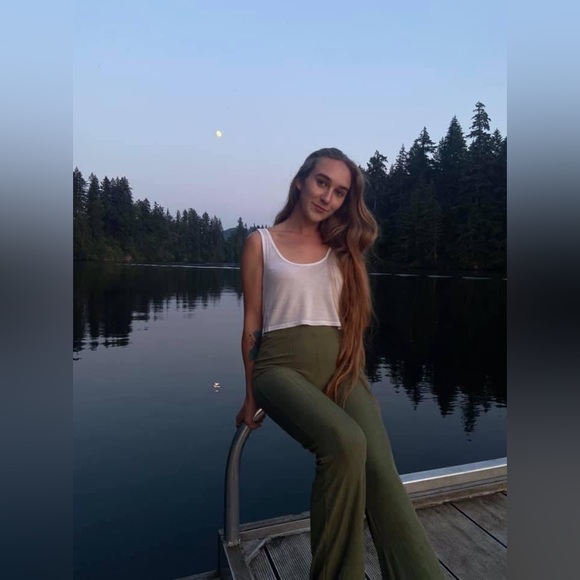 Meet your Posher | LeAnna 💖🌞🌿🦋💧✨🌊🌀⚡️ - Picture 3 of 4